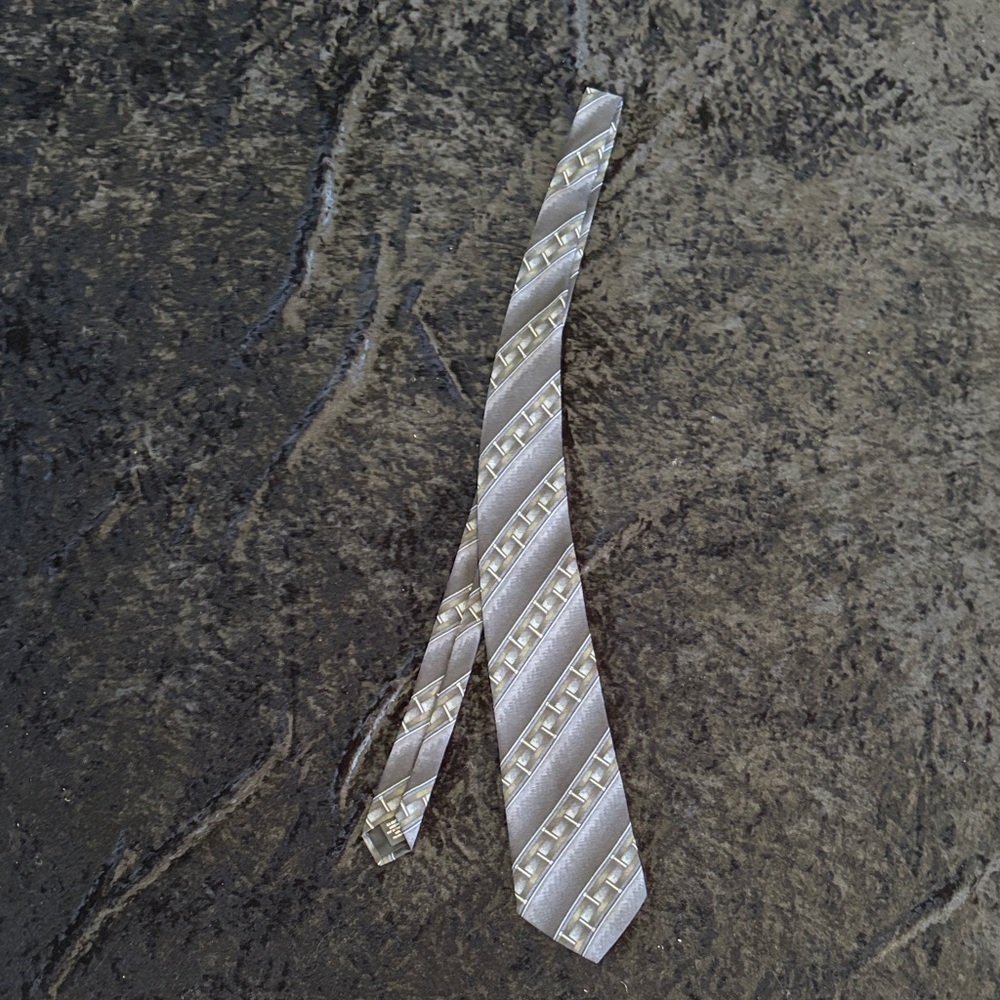 Elegant Silver Striped Men's Tie